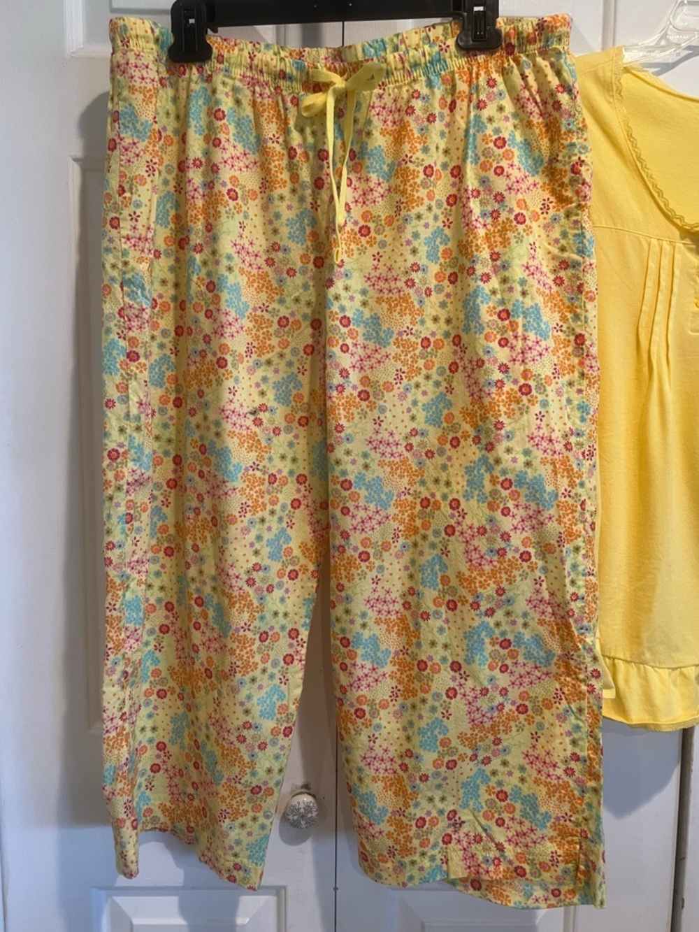 2 Pc PJ Set 💛 Yellow Floral Cropped Pants & Sleeveless Yellow Top - Picture 6 of 10